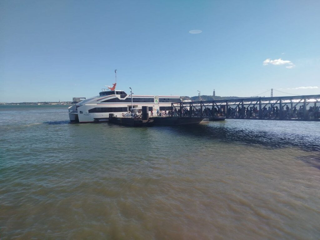 People leaving Cais do Sodré heading towards Cacilhas.