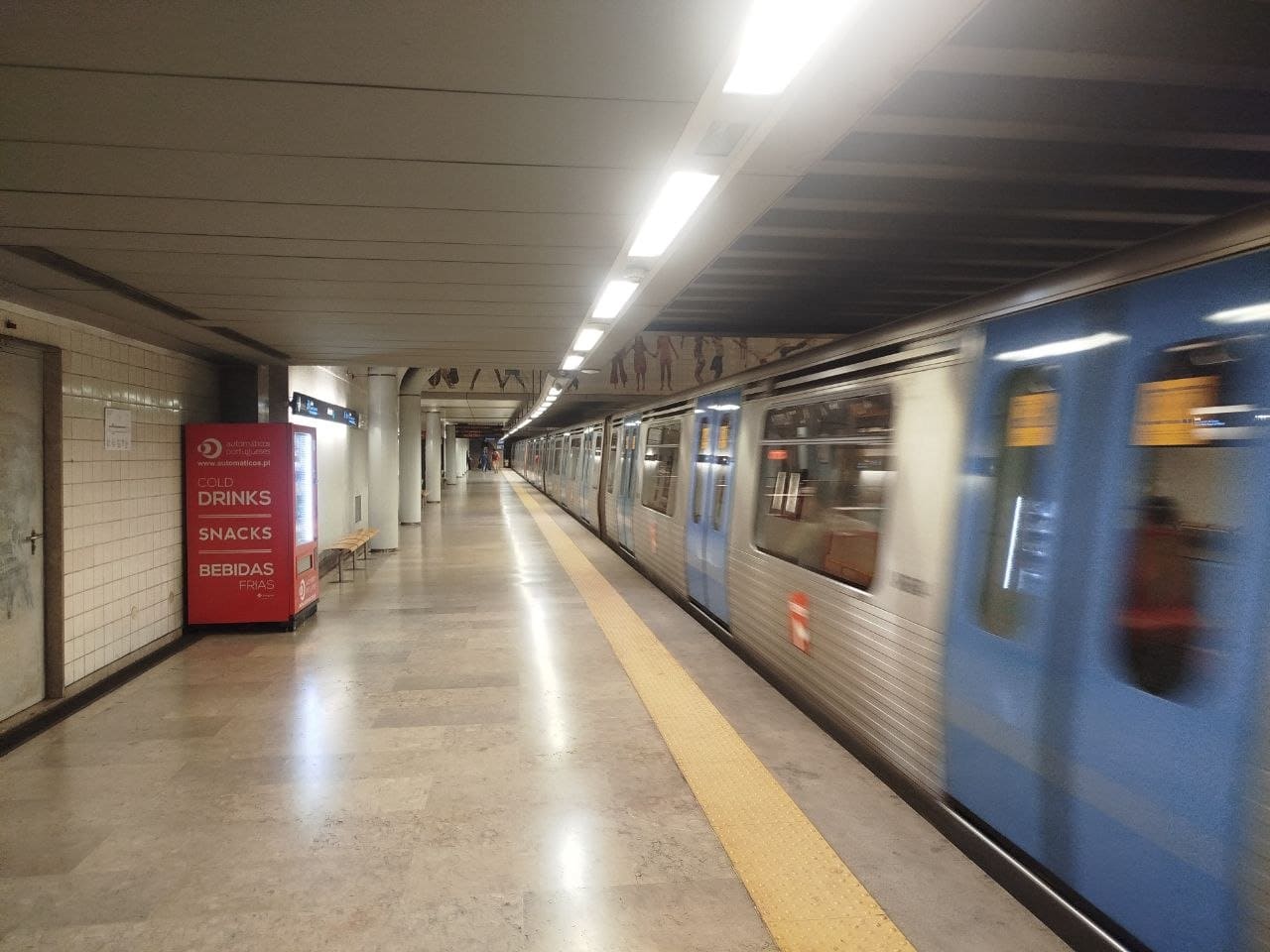 Lisbon metro in green line how to get from Lisbon Airport to the city centredeparting from Areeiro
